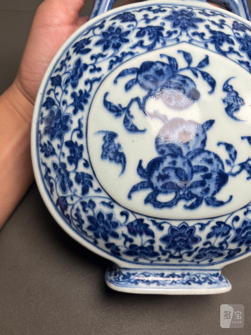 清乾隆  青花缠枝莲杏圆开光福寿纹双如意耳扁瓶 - 图21